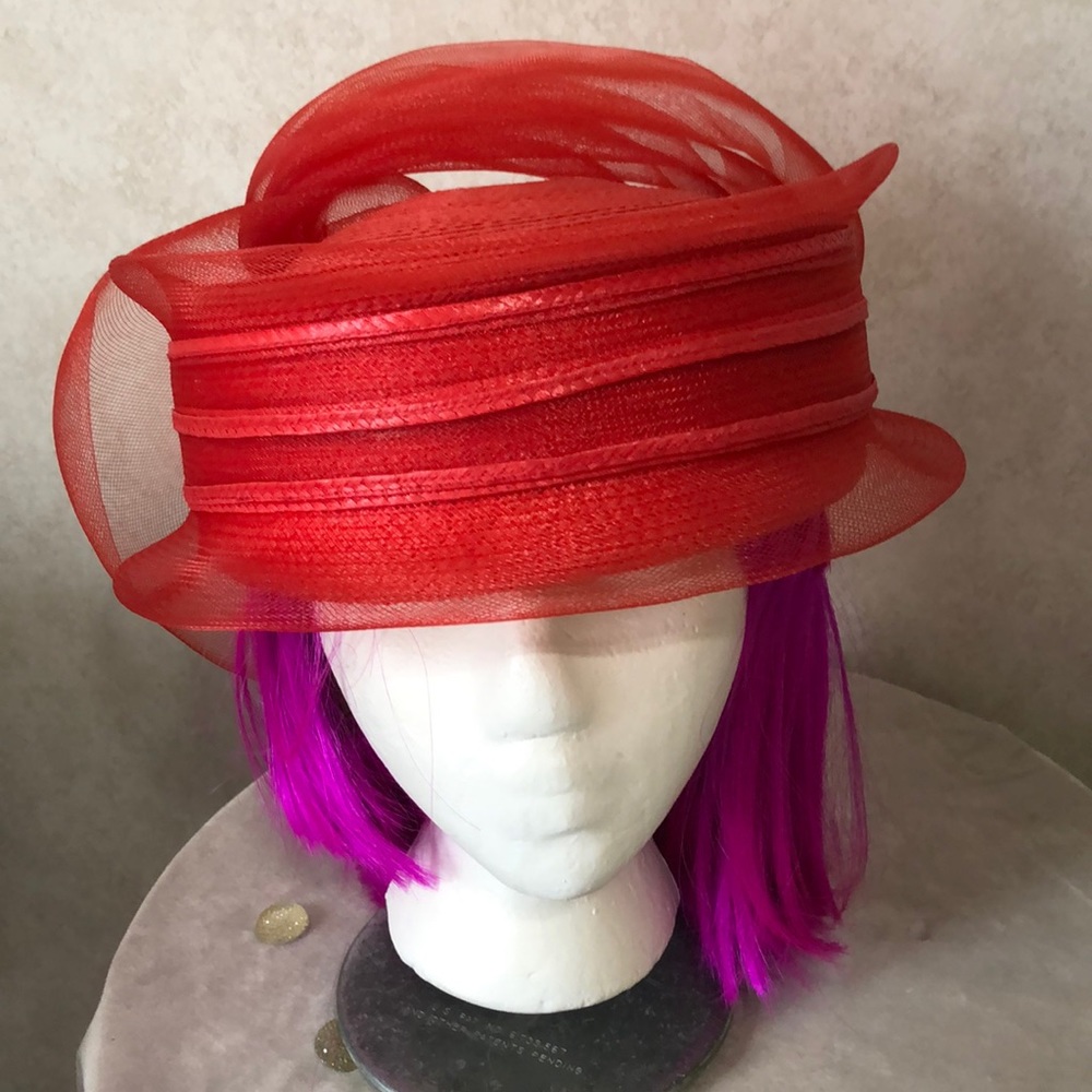 ⭐️Essence Red Hat⭐️ must bundle with other items for discount